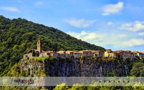 10 Desa ini Ternyata Mirip Negeri Dongeng Castellfollit de la Roca Spanyol ADAPADA.COM