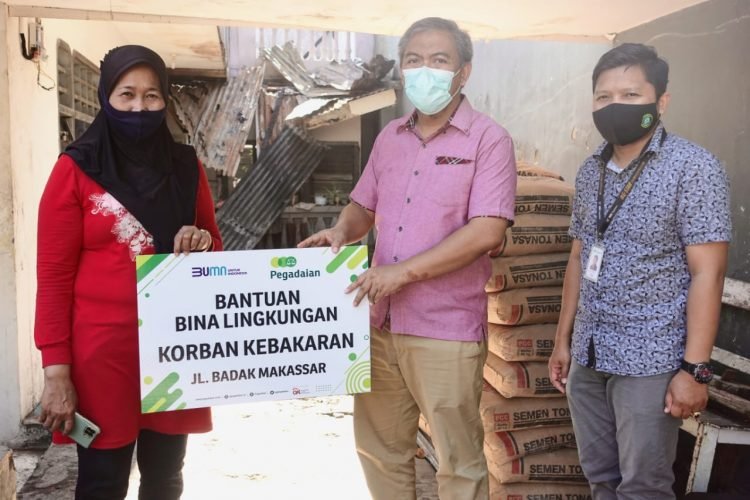 Kepala Departemen Business Support, Wawan Triyadi memberikan bantuan kepada korban kebakaran di Jalan Badak, Makassar