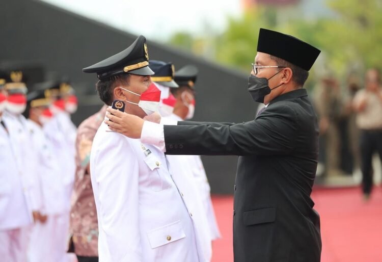 Walikota Makassar melantik 15 Camat baru di Anjungan Pantai Losari, Jumat (27/08/2021). Sumber: IG Danny Pomanto
