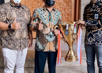 Wali Kota Makassar mengangkat Trophy Basket Ball Wali Kota Cup 2021